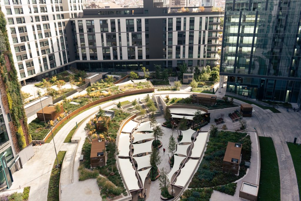 Jardín moderno en un complejo residencial