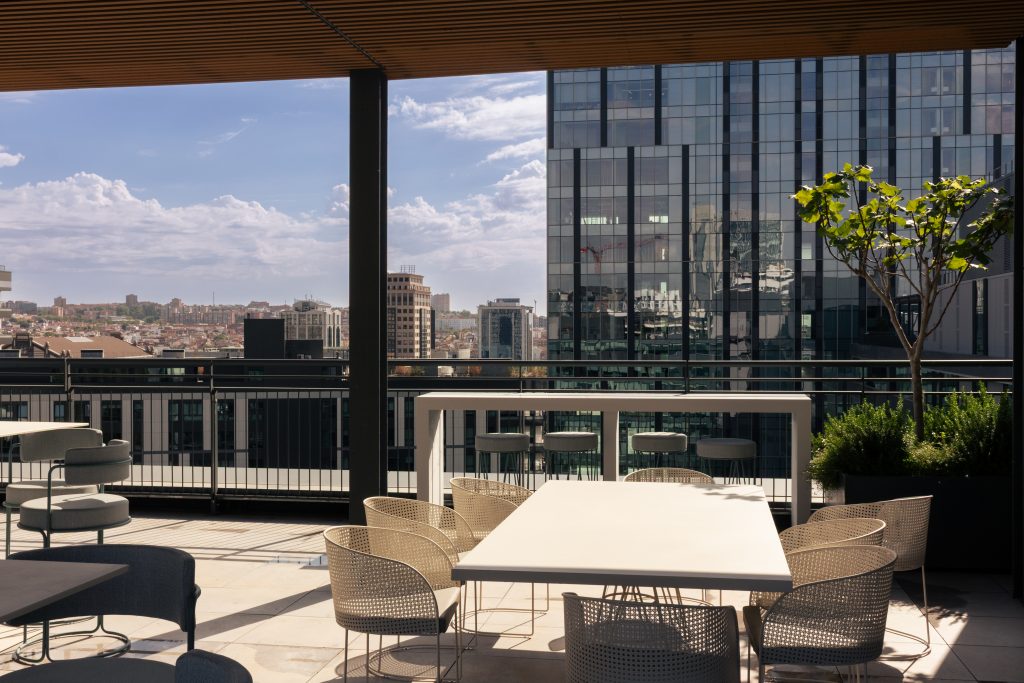 Terraza moderna con vista urbana.