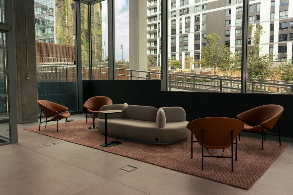 Sala moderna con muebles elegantes.