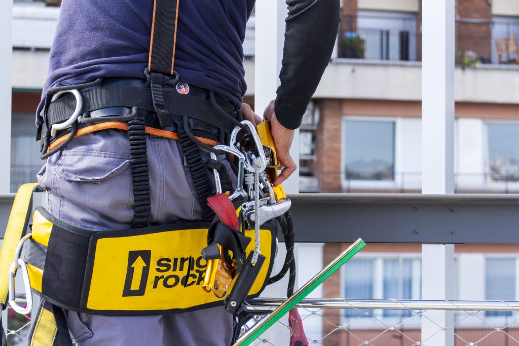 Trabajador con arnés y herramientas