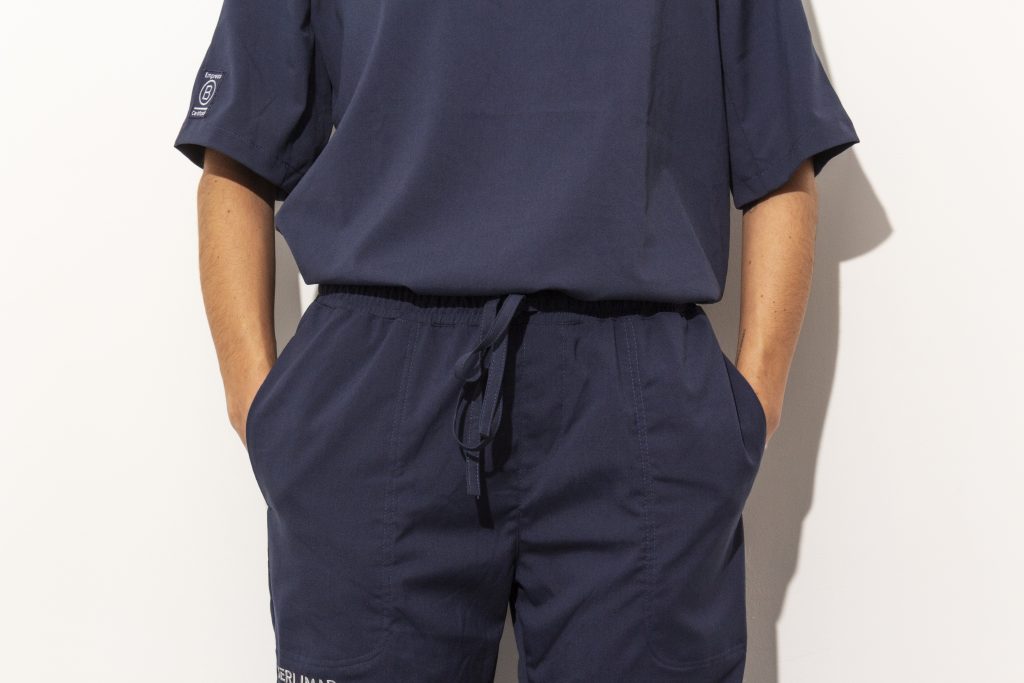 Uniforme médico azul oscuro