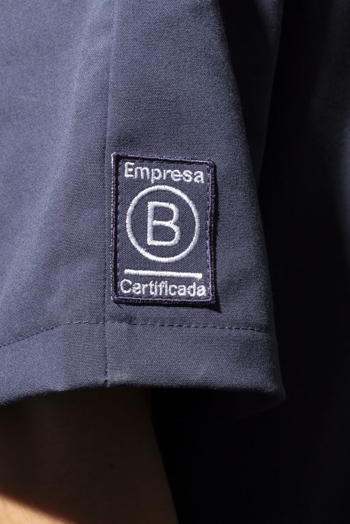 Etiqueta de empresa certificada en camisa