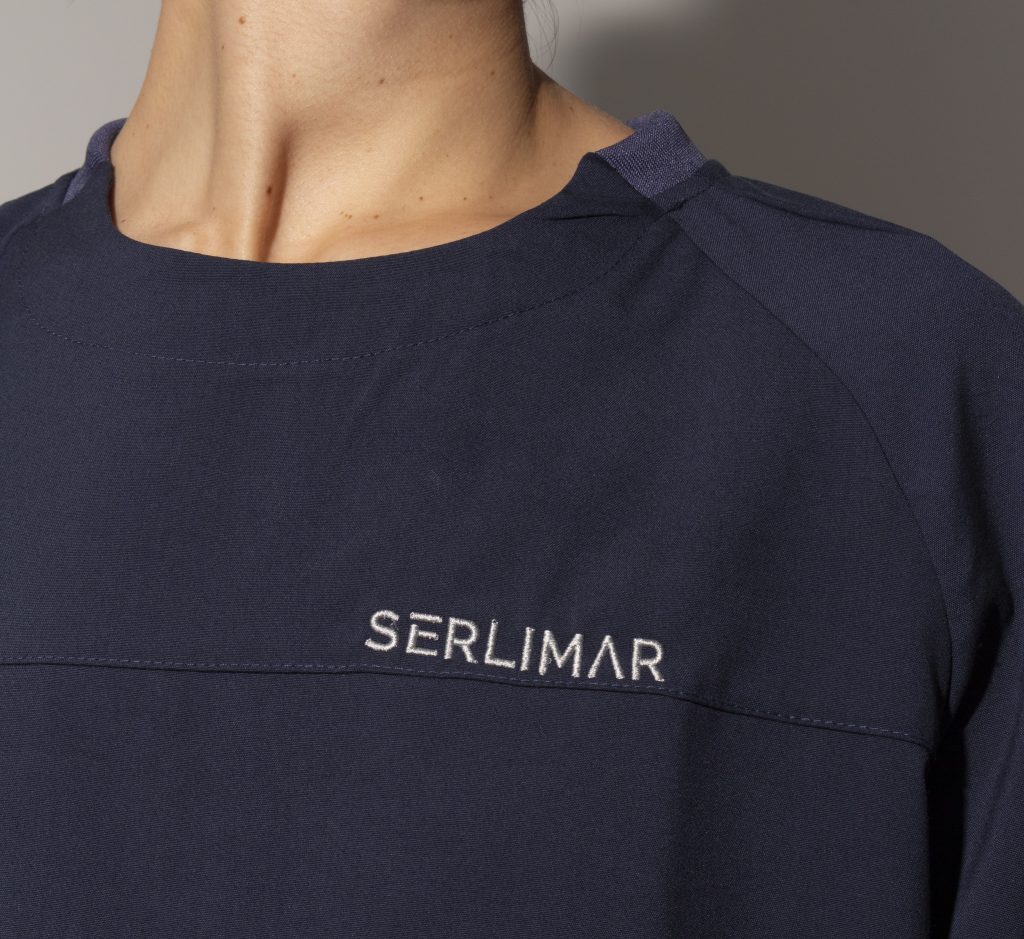 Camisa azul con logo bordado