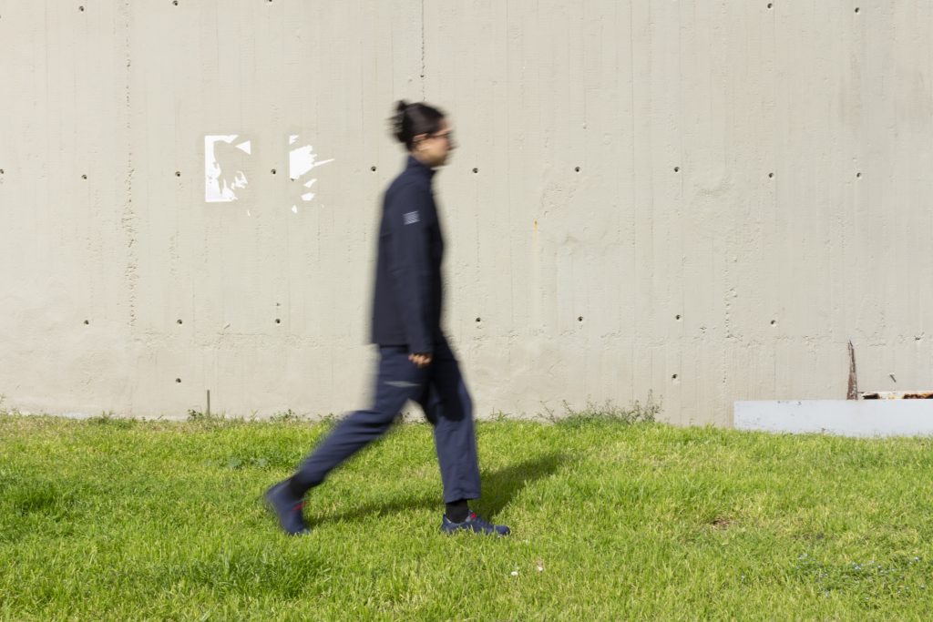 Persona caminando sobre césped verde