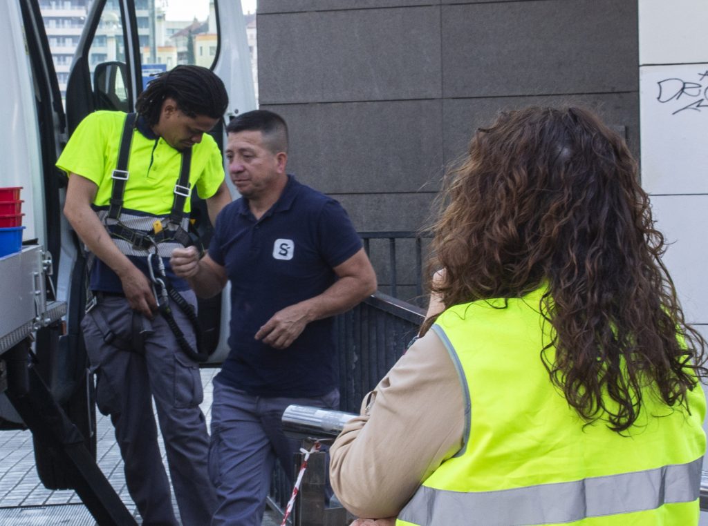 Trabajadores con chalecos de seguridad